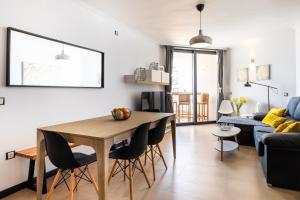 Casa Lilia في كوتيو: غرفة معيشة مع طاولة وكراسي وأريكة