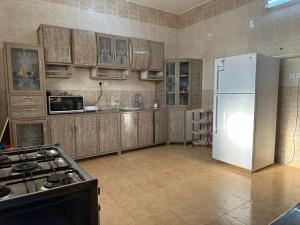 Kuhinja oz. manjša kuhinja v nastanitvi شقة غرفتين وصالة ومجلس