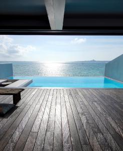 備瀬にあるSecret Pool villa Sejiの海の景色を望むスイミングプール