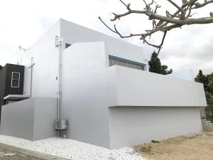 een wit huis met een witte muur bij Secret Pool villa Seji in Bise