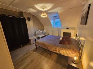 Un dormitorio con una cama y una mesa. en Maison familiale, 3 chambres, jardin et parking privé en Montigny-en-Gohelle