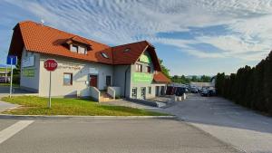 un edificio con una señal de stop junto a una calle en Fajn Apartment, en Šempeter v Savinjski Dolini