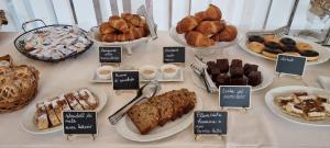 una mesa con muchos tipos diferentes de pan y repostería en Hotel Il Querceto en Dorgali