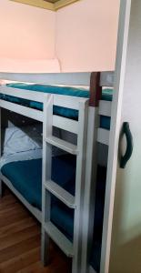 łóżko piętrowe z drabiną na górze w obiekcie CAMPING RIANXO w mieście Rianjo