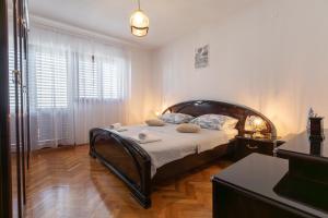 um quarto com uma cama grande num quarto em Apartman Dugeč em Kaštela