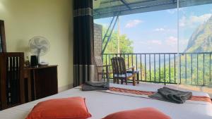 een slaapkamer met een bed en een balkon met uitzicht bij Mountjoy Ella in Ella