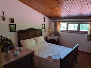 ein Schlafzimmer mit einem großen Bett und einer Holzdecke in der Unterkunft Quinta de Carcavelos Agroturismo e Enoturismo in Celorico de Basto