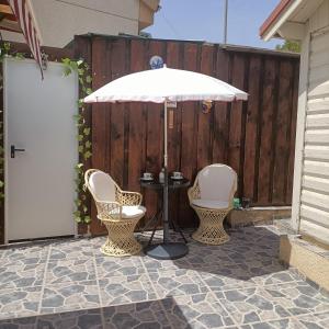 2 stoelen en een tafel met een parasol op een patio bij Cottage in Ciudad Quesada in Ciudad Quesada