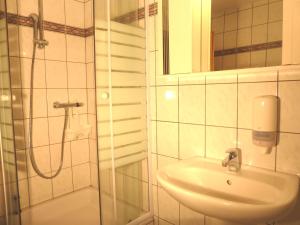 Koupelna v ubytování Pension Feiken + 37 fotografií
