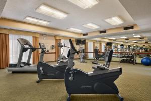 un gimnasio con cintas de correr y elípticas en una habitación en Baymont by Wyndham Columbia Northwest en Columbia