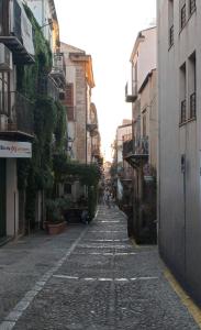 une rue vide dans une ruelle entre bâtiments dans l'établissement A due passi dal Duomo, à Cefalù