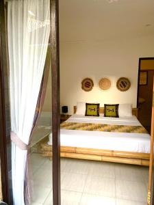 Tempat tidur dalam kamar di Tropical Garden Inn