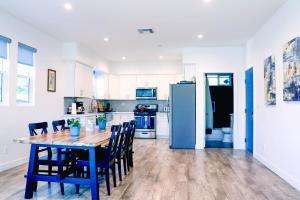 uma cozinha com uma mesa e cadeiras e um frigorífico em 4BR/4BR modern house at Mid-city em Los Angeles