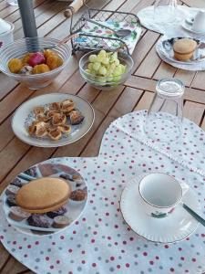 een tafel met borden en fruitschalen bij ONIRO Specchia in Specchia