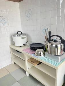 Una cocina o zona de cocina en (15pax) Private Pool Holiday Home @ Pantai Dickson