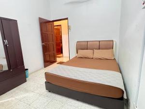 Cama o camas de una habitación en (15pax) Private Pool Holiday Home @ Pantai Dickson