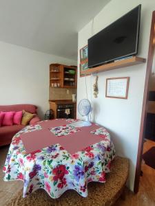 1 dormitorio con 1 cama con manta de flores en Rodinné apartmány Vlatka s veľkým pozemkom, en Kaluža