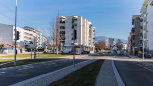 pusta ulica w mieście z wysokimi budynkami w obiekcie Lac-Montagne-Leman-Geneva, Garage, Tram w mieście Annemasse