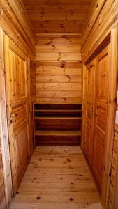 drewniana sauna z drewnianą podłogą i drewnianymi ścianami w obiekcie Wadano Gateway Suites & Apartments w mieście Hakuba