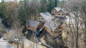 - une vue sur une maison dans les bois dans l'établissement Wadano Gateway Suites & Apartments, à Hakuba