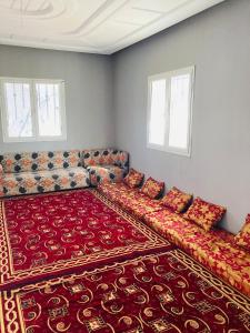 - un salon avec un canapé et un tapis rouge dans l'établissement BEN Wanes, 