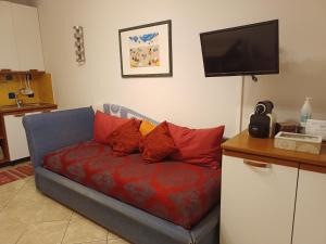 パレルモにあるBB45のリビングルーム(赤い枕のソファ付)