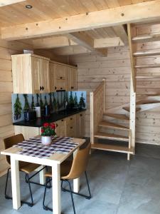 - une cuisine avec une table et des chaises dans une cabine dans l'établissement Osada Witów - Domek we wsi, à Witów