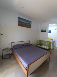 Schlafzimmer mit einem Bett mit blauer Decke in der Unterkunft Bordoriva in Formia