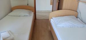 Posteľ alebo postele v izbe v ubytovaní Apartmani Zulin + 32 fotografií