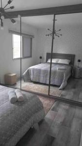 um quarto com uma cama e um espelho grande em ALTO PADRÃO centro de Criciúma em Criciúma