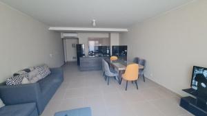 TV a/nebo společenská místnost v ubytování أزها السخنة عائلات فقطAzha ain sokhna chalet - families only - 155sqm special weekly monthly rates