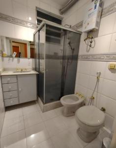 ein Bad mit einer Dusche, einem WC und einem Waschbecken in der Unterkunft Confortável apartamento em Copacabana in Rio de Janeiro