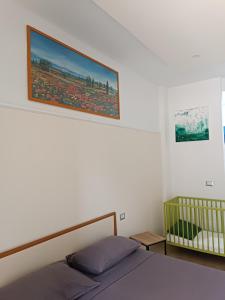 1 dormitorio con 1 cama y 1 cuna en Bordoriva, en Formia