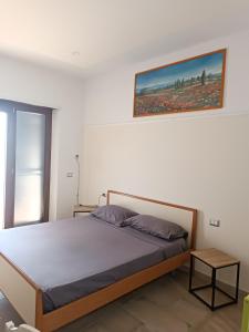 um quarto com uma cama e uma fotografia na parede em Bordoriva em Formia