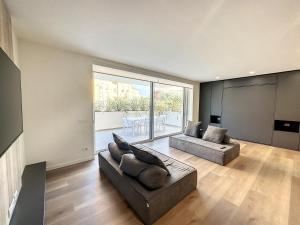 salon z dwoma kanapami i dużym oknem w obiekcie AD Suite Apartment w mieście Riva del Garda