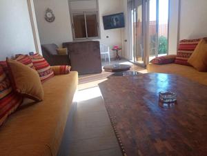 een woonkamer met een bank en een salontafel bij Disney land villa in Gourizim