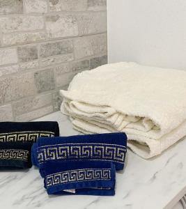 un mucchio di asciugamani seduti sopra un bancone di Sea Paradise Apartment a Valledoria