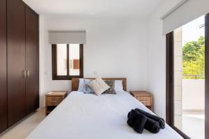 ニコシアにあるEpicurian Residenceのベッドルーム(白いベッド1台、大きな窓付)