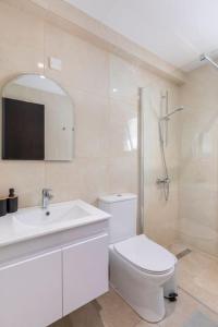 ニコシアにあるEpicurian Residenceのバスルーム(トイレ、洗面台、シャワー付)