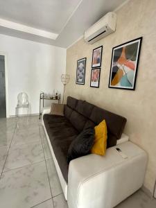 Una sala de estar con un sofá en una habitación. en Celio 83 Luxury, en Roma