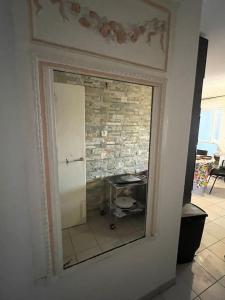 - un miroir dans une chambre avec un mur en briques dans l'établissement chez Catherine tres beau logement tout équipé et proche des transports, à Marseille