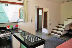 Η κουζίνα ή μικρή κουζίνα στο Casa 3 Verde, Condominio VilaZion, Arraial D'Ajuda centro