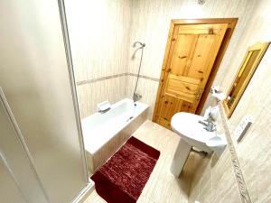 La salle de bains est pourvue d'un lavabo, de toilettes et d'une douche. dans l'établissement Regent Court - 3 bedroom apartment within walking distance from Bugibba seafront, à San Pawl il-Baħar