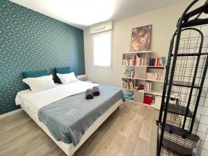 een slaapkamer met een bed en een boekenplank bij Le Luxury - Rooftop - Circuit - 4 pers in Le Mans