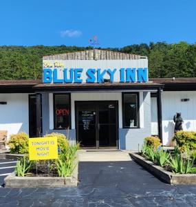 ein blaues Sternzeichen vor einem Gebäude in der Unterkunft Blue Sky Inn, Renovated Rooms, Largest Outdoor Pet Space, NEW Fire pit, NEW Event Space, Movie Nights in Blue Ridge