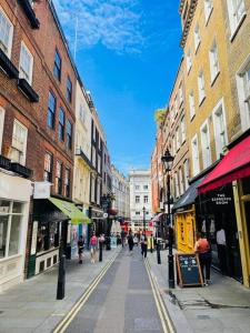 Une rue de la ville avec des gens qui marchent dans la rue dans l'établissement Charming central home by iconic landmarks nr, à Londres