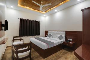 a bedroom with a bed and a ceiling fan at Townhouse Hotel Trijal Inn in Lucknow