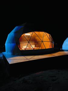 una casa iglú se muestra por la noche en Syndebad desert camp, en Wadi Rum