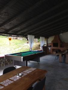 a pool table in the middle of a living room at Casa Calina in Călimăneşti
