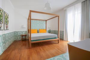 索伦托卡莱府第住宿加早餐旅馆的一间卧室配有带橙色枕头的天蓬床